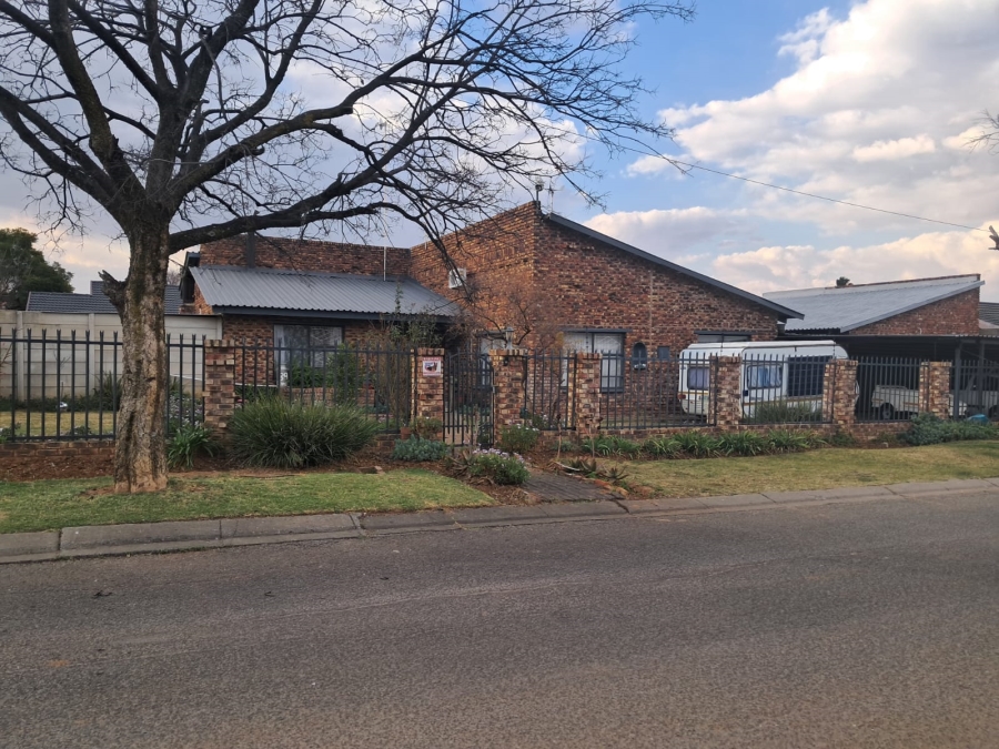 To Let 4 Bedroom Property for Rent in Riebeeckstad Free State